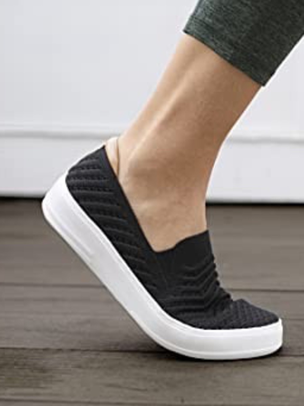 Dearfoams Sophie Slip On Comfort Sneaker Size 7 Black NEW
